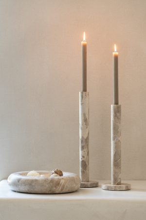 bougeoir en marbre M : 12.5cm x L: 12.5 cm x H: 35 cm