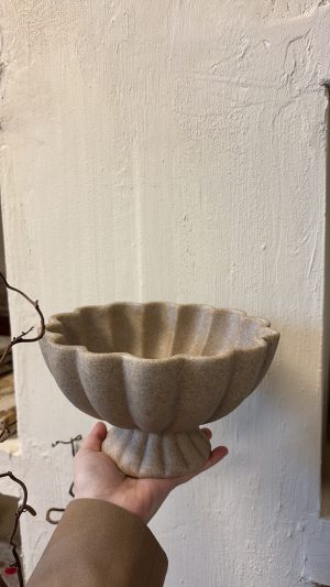 Alternative view of Coupelle sur pied en résine