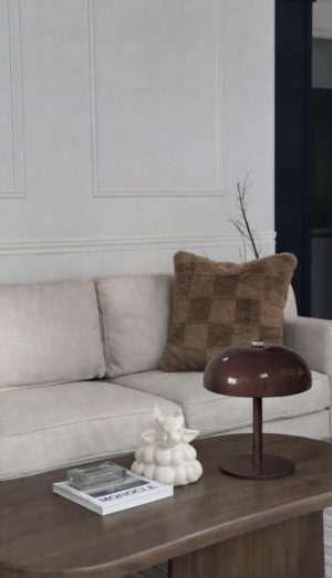 Coussin marron à carreaux