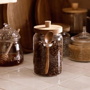 récipient en verre avec cuillère en acacia